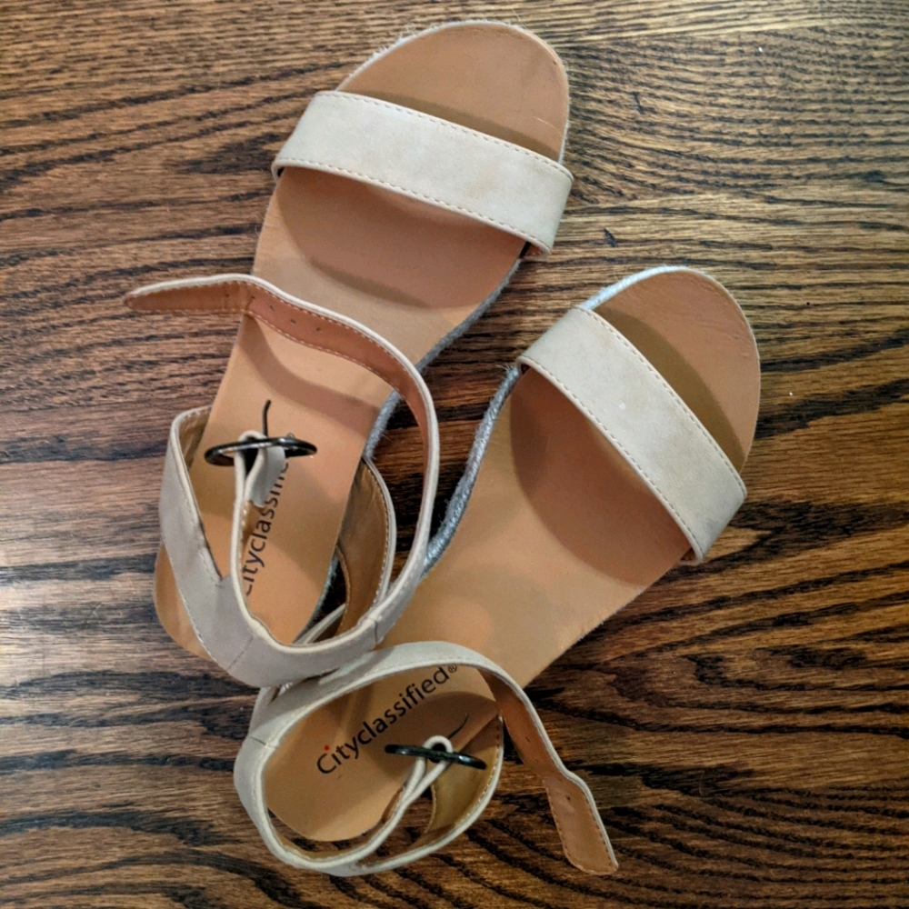 City classified sandals
